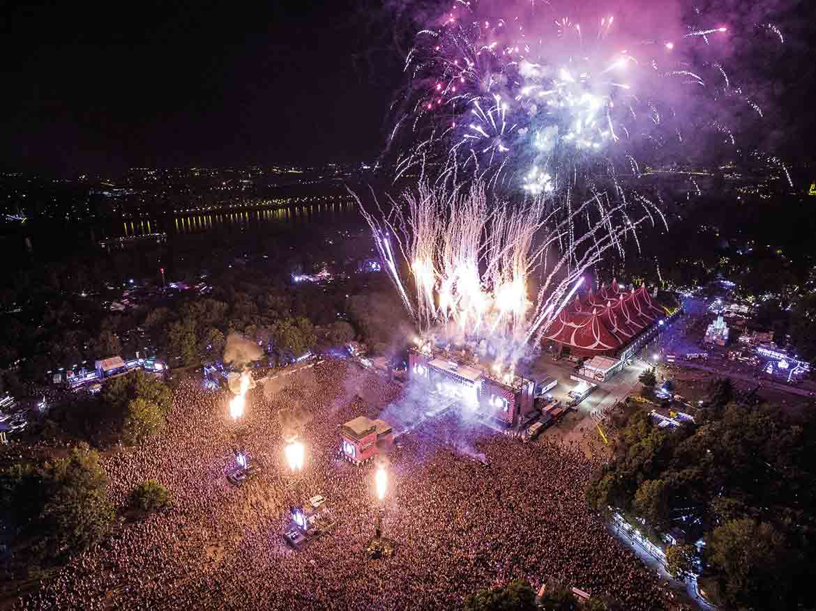 Az érzés – környezetbe ágyazva. A Sziget fesztivál záróbulija. Kifejezetten komplex kép, mely elsősorban megrendelésre készült a fesztivál számára. Fontos, hogy együtt látszódjék a tömeg és a tűzijáték, de az volt a célom, hogy a várost is „belekomponáljam" a képbe, Hogy a nyár egyik legfontosabb turisztikai attrakciója valóban a környezetével együtt mutatkozzon Fotó: Kálló Péter