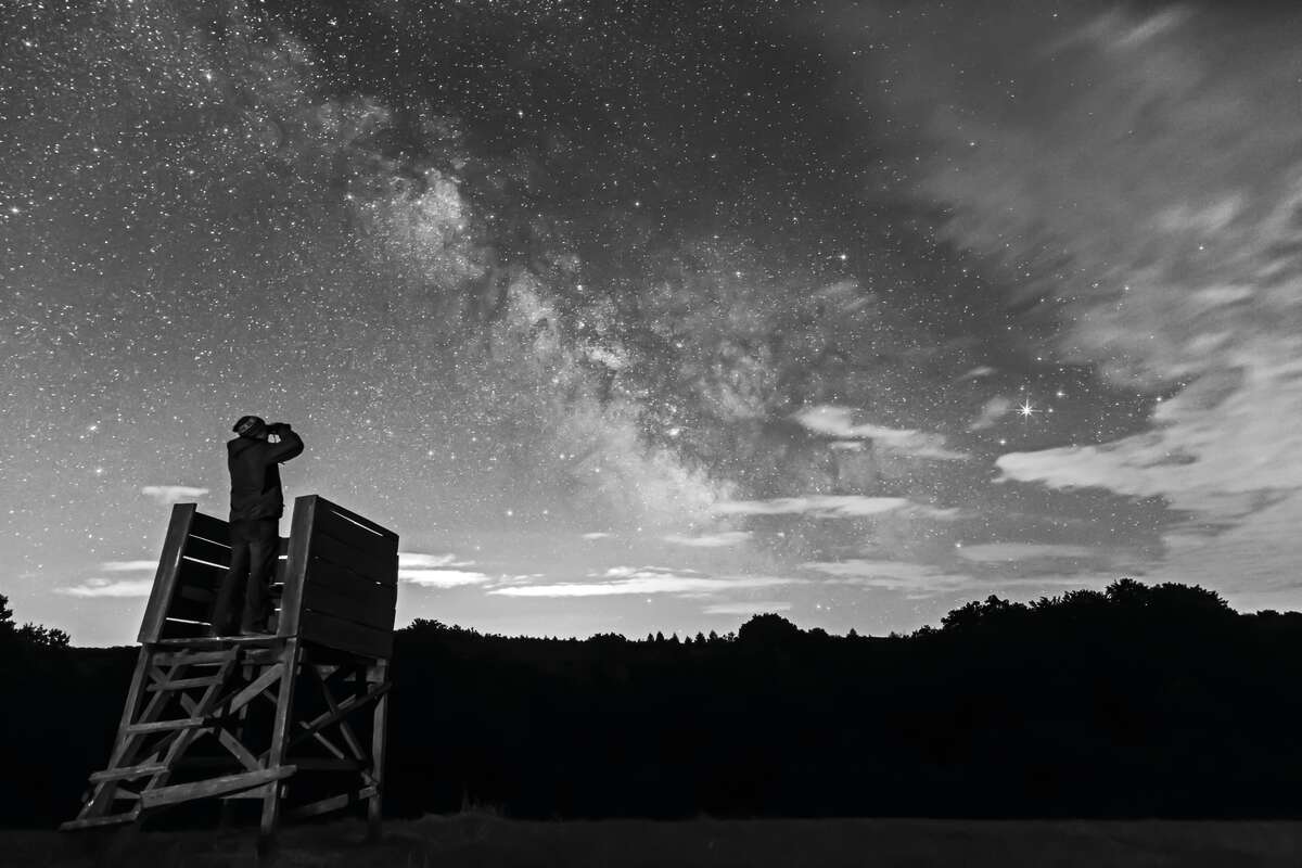 Nagyíts rá! A WR 134 különleges csillag körüli, eddig ismeretlen részletekkel teli ködösséget teljes pompájában láthatjuk Csordás Péter 19 cm tükörátmérőjű távcsövén keresztül, csillagászati kamerával, csillagködök fotózására optimalizált, keskenysávú szűrővel készült augusztusi képén