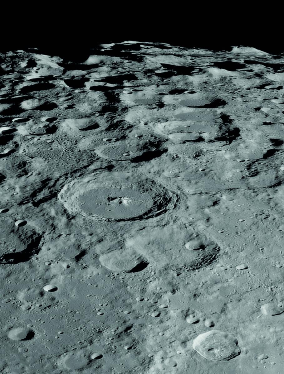 A Hold déli pólusa Budapestről nézve, nagy felbontású felvételen, 30 cm tükörátmérőjű távcsővel, holdfotózásra alkalmas kamerával megörökítve. A Hold librációja, vagyis Földhöz viszonyított billenése tavaly novemberben alkalmat adott a déli pólusra való rálátásra