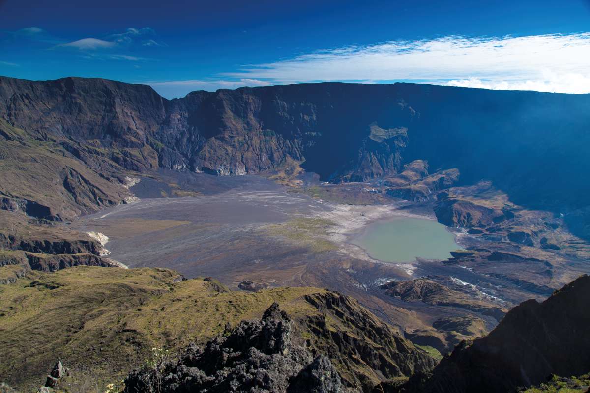 A nyár nélküli évet okozó Tambora-tűzhányó 1815-ben kialakult kalderája – (Sumbawa, Indonézia) Fotó: Deni_Sugandi ®Shutterstock