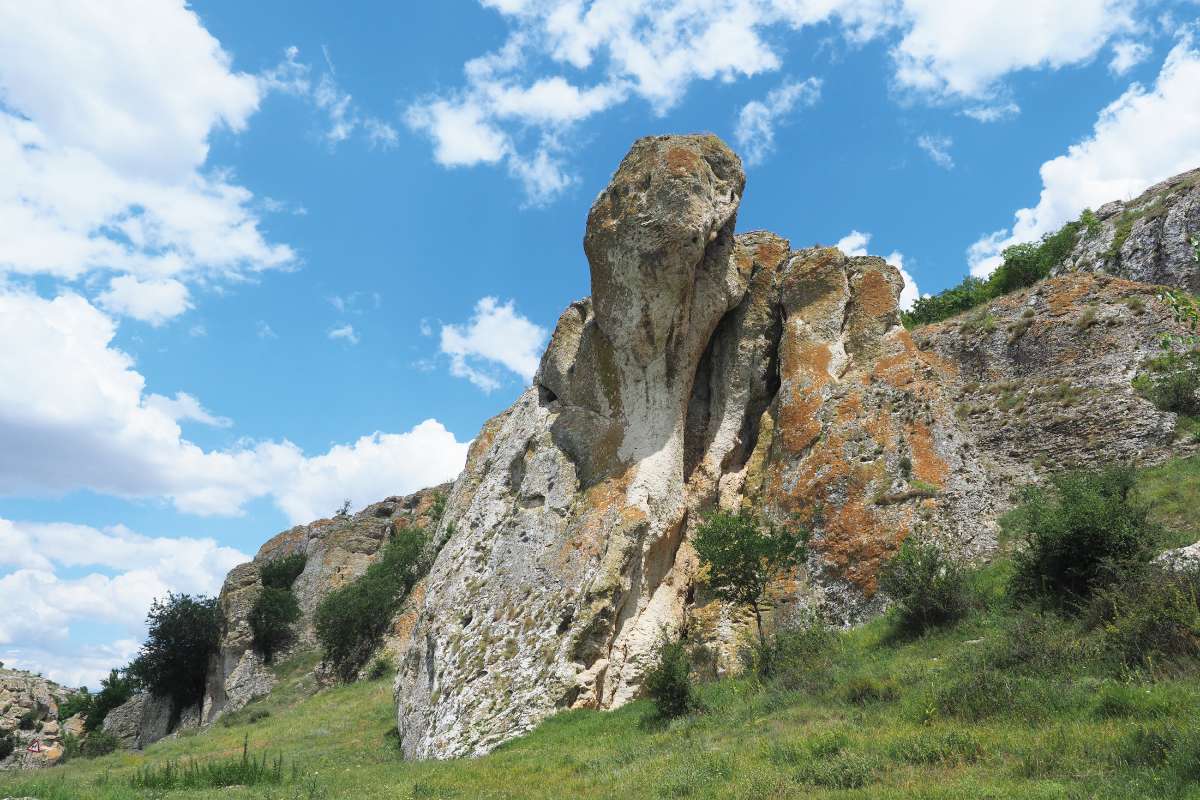 A Năvodari határában található Dobrudzsai-szurdokot különleges formájú, jura időszaki mészkősziklák szegélyezik