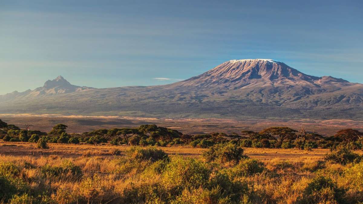 Kilimandzsáró (5895 m) – Afrika/Tanzánia – A Seven Summits, vagyis az összes kontinens legmagasabb csúcsának megmászását kitűző mozgalom afrikai tagja is egyben. Lejtőinek feltárásában Teleki Sámuel is részt vett a 19. század végén Fotó: Lubo Ivanko ©Shutterstock