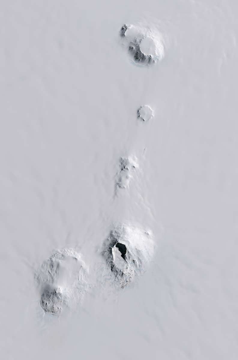 Mount Sidley (4285 m) – Antarktisz – A Nyugat-Antarktiszon a jégtakaró fölé emelkedő, nagy pajzsvulkán: 1990-ben mászták meg először Forrás: USGS