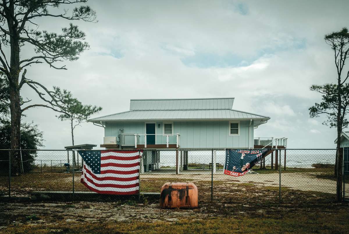 Floridában nem ritka, hogy a házak magányosan állnak, lakóik gyakran teljesen elszigetelődnek a közeli falvaktól és városoktól. Ez az elszigeteltség nemcsak Floridára, hanem általában jellemző a déli államokra. Mivel a környéken nincsenek boltok, gyógyszertárak vagy tömegközlekedés, az ott élők teljes mértékben az autóikra vannak utalva. Elmondásaik szerint közülük sokan azért is szavaztak Donald Trumpra, mert Joe Biden elnöksége alatt jelentősen megemelkedett a benzin ára (Florida, 2024. november 14.) Floridában nem ritka, hogy a házak magányosan állnak, lakóik gyakran teljesen elszigetelődnek a közeli falvaktól és városoktól. Ez az elszigeteltség nemcsak Floridára, hanem általában jellemző a déli államokra. Mivel a környéken nincsenek boltok, gyógyszertárak vagy tömegközlekedés, az ott élők teljes mértékben az autóikra vannak utalva. Elmondásaik szerint közülük sokan azért is szavaztak Donald Trumpra, mert Joe Biden elnöksége alatt jelentősen megemelkedett a benzin ára (Florida, 2024. november 14.)