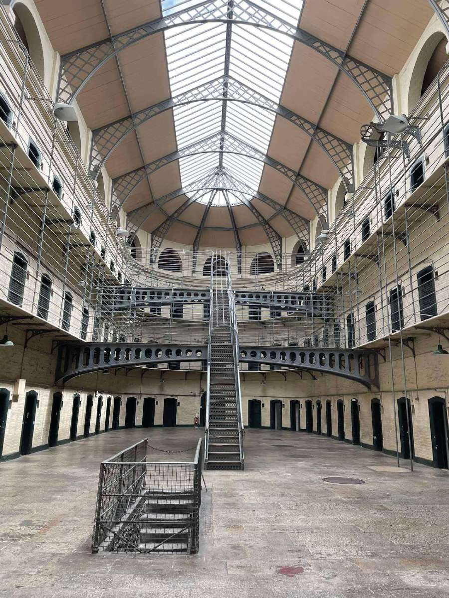A Kilmainham Gaol főcsarnoka – Számos ír politikus, hazafi és szabadságharcos raboskodott itt, de a helyszín több filmrendezőt is megihletett. A csarnok alatti pinceszinten sötét- és magánzárkákat is kialakítottak Fotó: Udvarvölgyi Zsolt András
