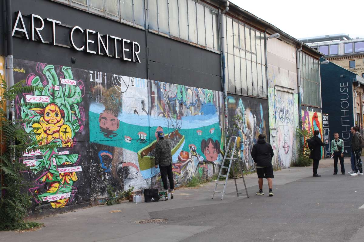 Graffitiművészek festik a New Media Art Center falait a RAW-Gelände területén – A terület átalakulását fémjelzi, hogy a graffiti már nemcsak a társadalmi ellenállás jeleként, hanem „legális” köztéri alkotásként is megjelenik Fotó: Tuza Benedek