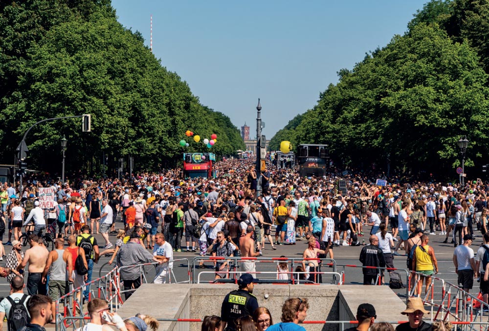 Der Klang der Familie – Az ikonikus berlini Loveparade a kilencvenes és kétezres évek elektronikus zenei kultúrájának világszinten meghatározó eseménye volt. A 2000. évi felvonuláson például több mint másfél millió ember vett részt Fotó: Tuza Benedek