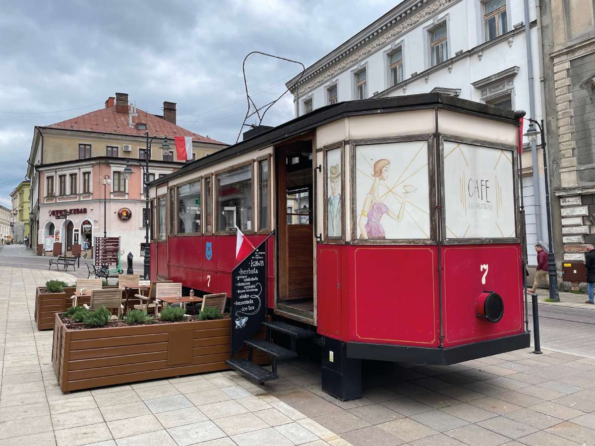 Katica, a villamos – Tarnów volt az egyetlen vidéki város Galíciában, ahol 1911–1942 között villamos közlekedett, de a németek a megszállás idején elvitték az utolsó szerelvényt is Lembergbe. Jelenleg a Sobieski téren áll egy másolat, amelyben a Cafe Tramwaj működik. A kék-arany városcímerrel díszített, piros kávézó a főutca, a Krakkói út igazi színfoltja. A sarlotka – a helyi almás sütemény – kóstolása kötelező!