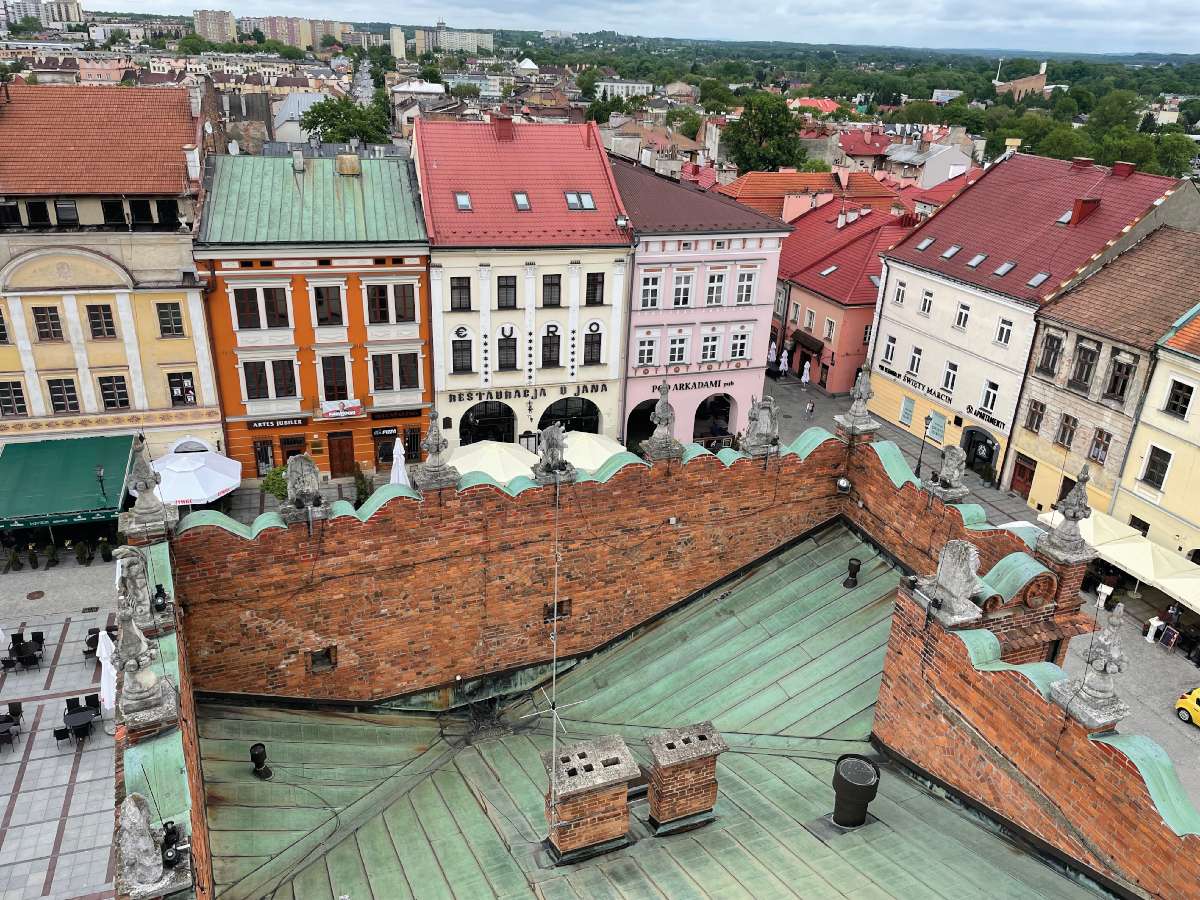 A városháza tornyából ugyan pazar a kilátás, de a budapesti Kolodko-szobrokhoz hasonló apró műalkotásokhoz közelről kell felfedeznünk a város utcáit. A kortárs szobrocskákat a városháza homlokzatát díszítő, a várost védelmező 14 szobor ihlette