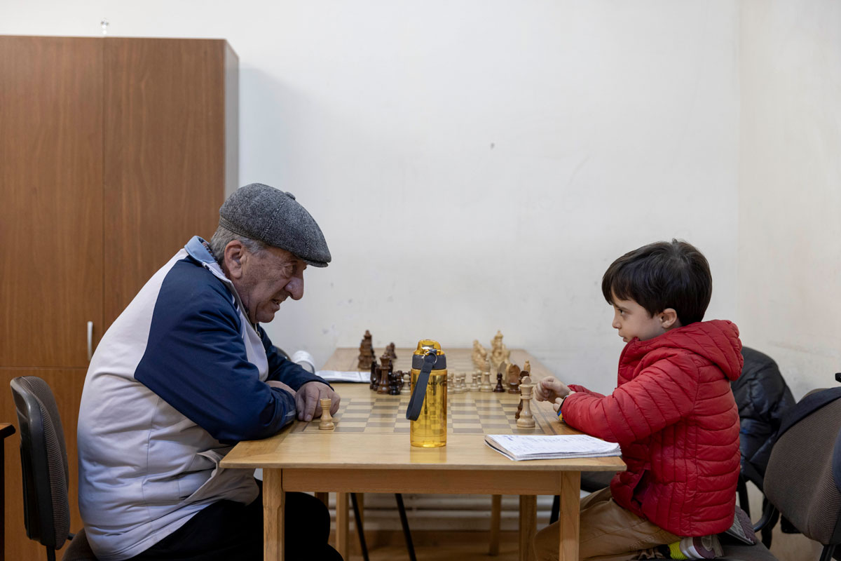 Generációk – A legendás örmény sakkozóról, Tigran Petroszjánról elnevezett sakk-központ híres versenyhelyszín, emellett falai között komoly oktatómunka is folyik délutánonként: több teremben, kiscsoportos bontásban, tapasztalt oktatók vezetésével Fotó: Fekete István