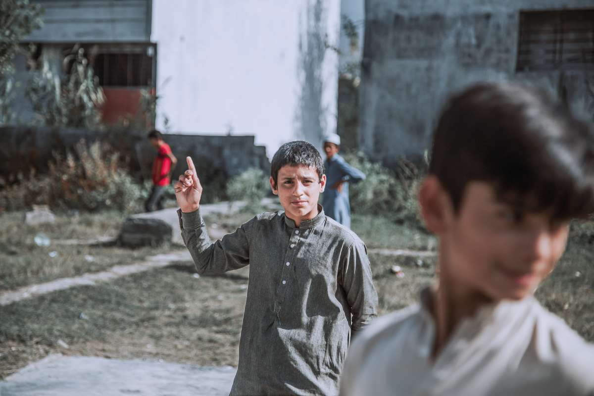 A feledés udvara – A helyiek számára ez ma már csak egy üres telek, ahol újra élet zajlik. Az egykori bin Láden-komplexum helyén játszó gyerekek már csak a felnőttek elbeszéléséből ismerik, mi történt itt Fotó: Varga Máté