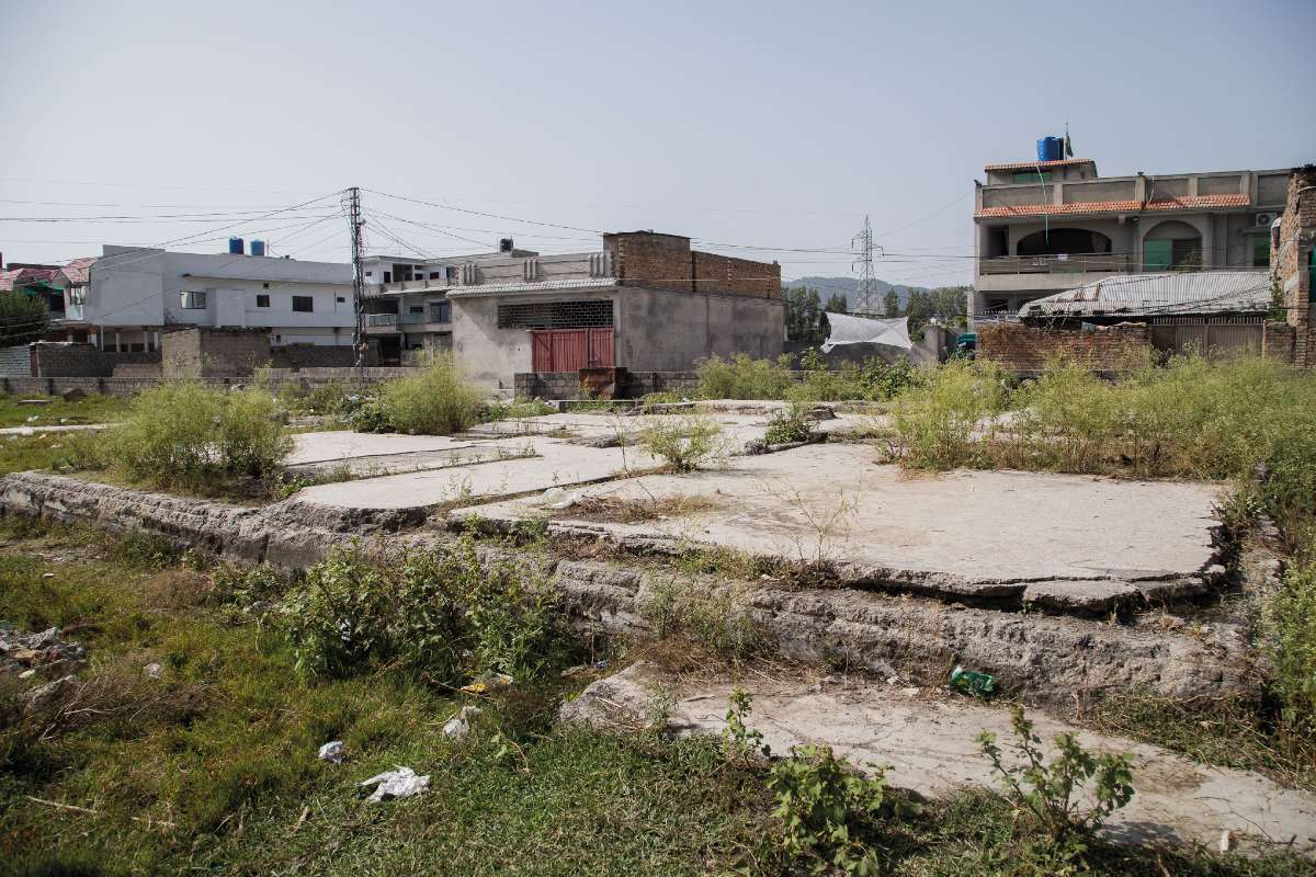 Ami megmaradt – A hajdani épületcsoport betontalapzata. A házmaradványokat 2012-ben bontották le Fotó: Varga Máté